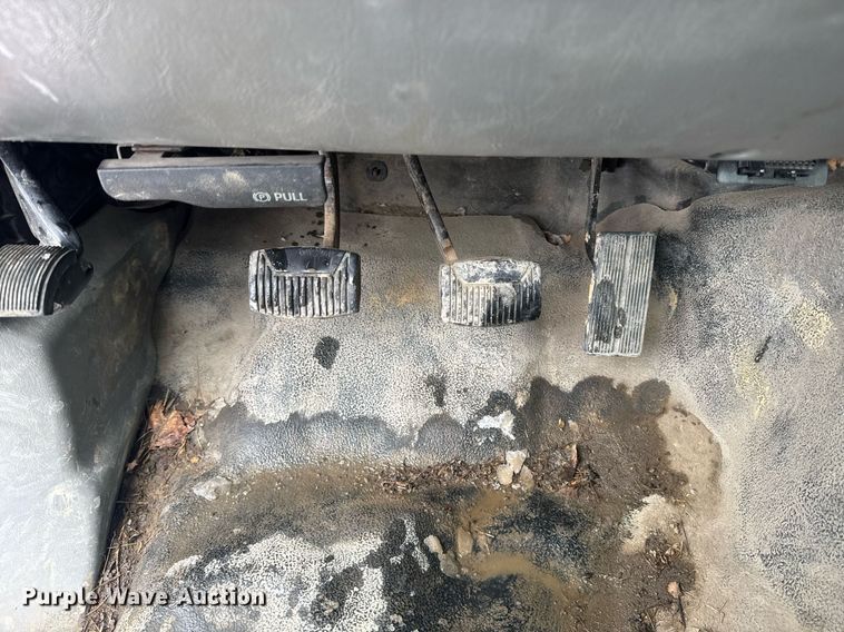 image for item EI4098 2003 Ford F550 Super Duty XL truck cab and chassis