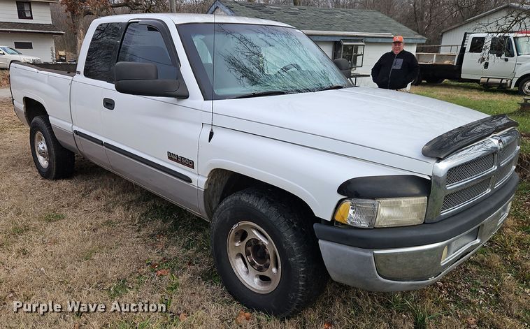 image for item EI8775 2000 Dodge Ram 2500 Quad Cab pickup truck
