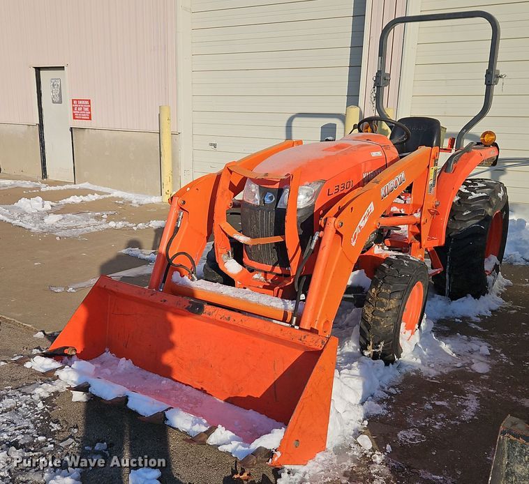 image for item EI8780 Kubota L3301D MFWD tractor