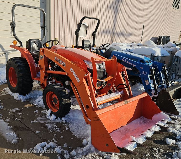 image for item EI8780 Kubota L3301D MFWD tractor