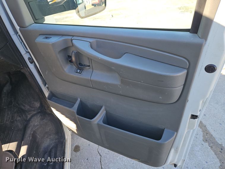 image for item EI8787 2010 Chevrolet G3500 box truck