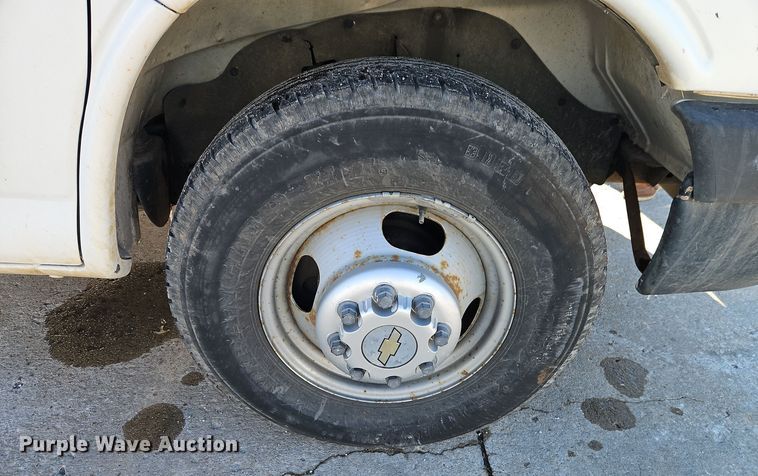 image for item EI8787 2010 Chevrolet G3500 box truck