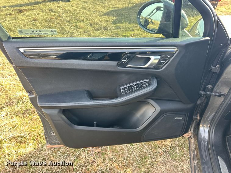 image for item EJ5328 2016 Porsche Macan S SUV