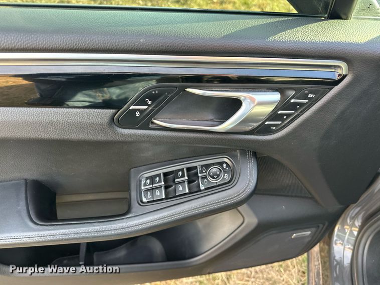 image for item EJ5328 2016 Porsche Macan S SUV