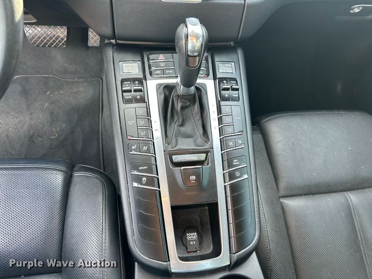 image for item EJ5328 2016 Porsche Macan S SUV