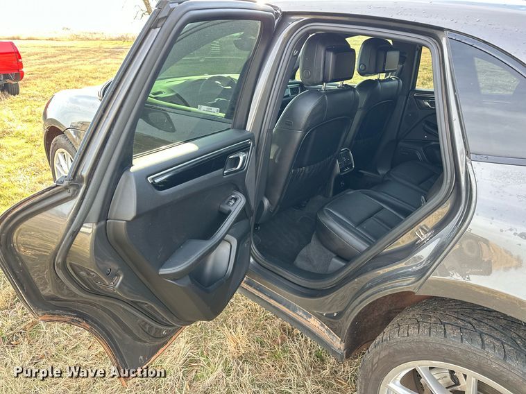 image for item EJ5328 2016 Porsche Macan S SUV