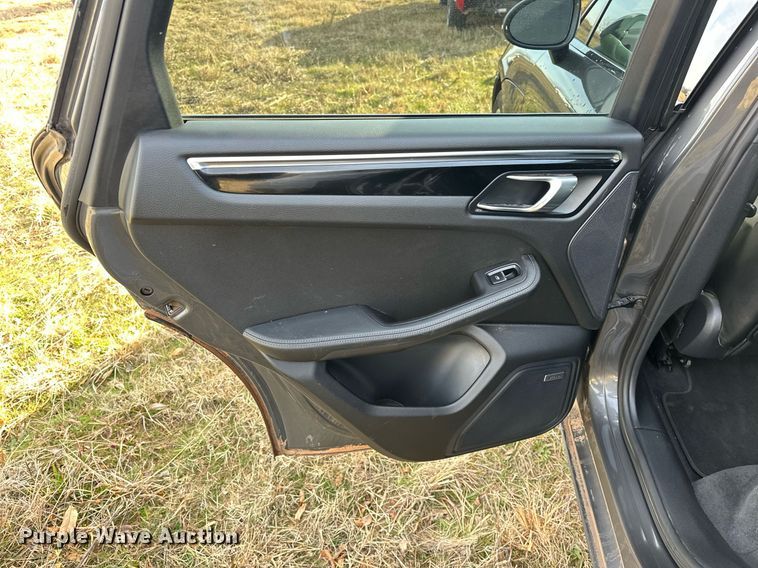 image for item EJ5328 2016 Porsche Macan S SUV