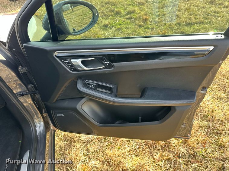 image for item EJ5328 2016 Porsche Macan S SUV