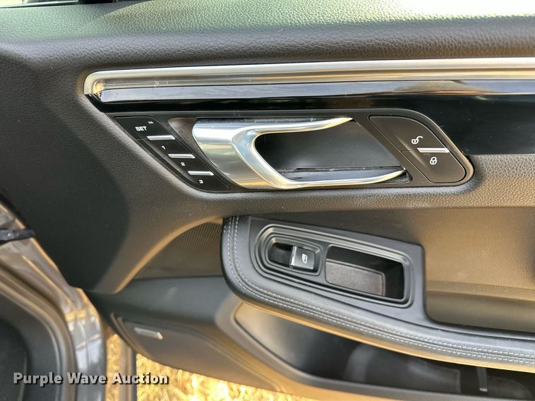 image for item EJ5328 2016 Porsche Macan S SUV