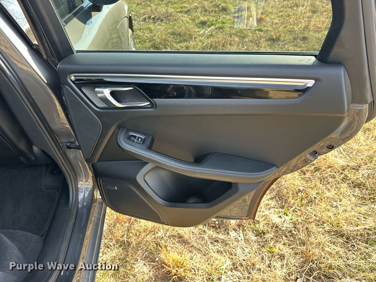 image for item EJ5328 2016 Porsche Macan S SUV