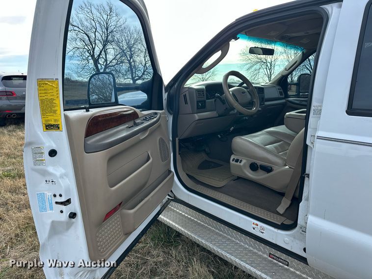 image for item EJ5331 2004 Ford F550 Crew Cab flatbed truck