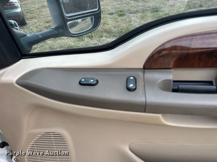 image for item EJ5331 2004 Ford F550 Crew Cab flatbed truck