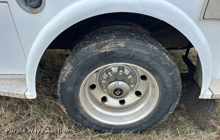 image for item EJ5331 2004 Ford F550 Crew Cab flatbed truck