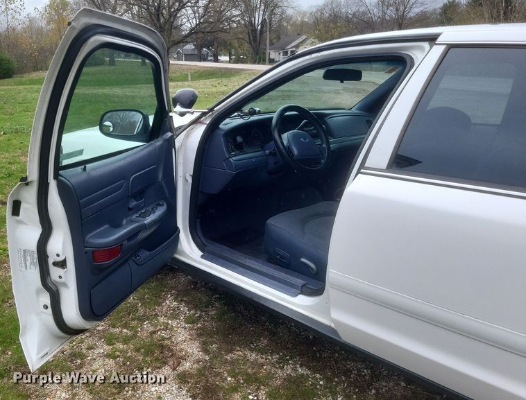 image for item EJ8105 2002 Ford Crown Victoria Police Interceptor 