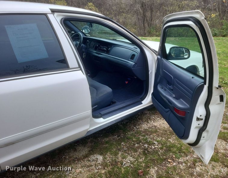 image for item EJ8105 2002 Ford Crown Victoria Police Interceptor 