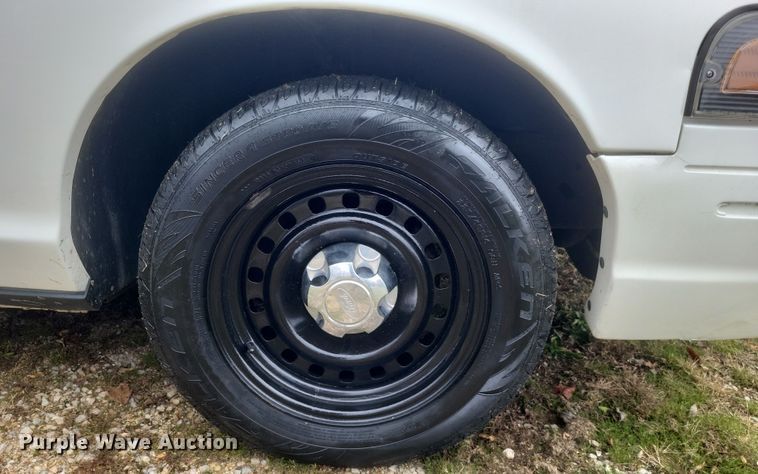 image for item EJ8105 2002 Ford Crown Victoria Police Interceptor 