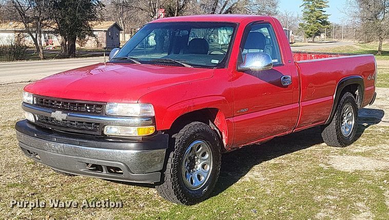 image for item EJ8131 2002 Chevrolet Silverado 1500 pickup truck