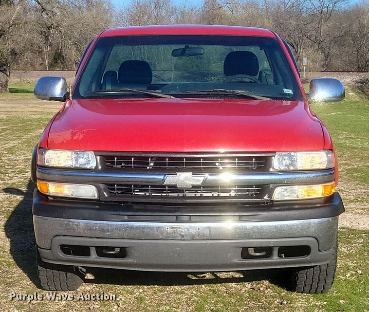 image for item EJ8131 2002 Chevrolet Silverado 1500 pickup truck