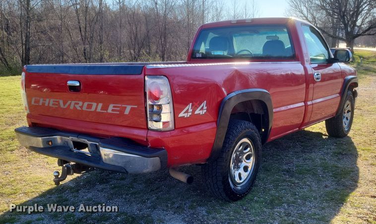 image for item EJ8131 2002 Chevrolet Silverado 1500 pickup truck