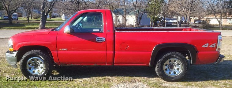 image for item EJ8131 2002 Chevrolet Silverado 1500 pickup truck