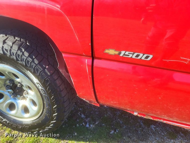 image for item EJ8131 2002 Chevrolet Silverado 1500 pickup truck