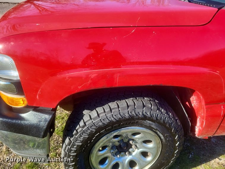 image for item EJ8131 2002 Chevrolet Silverado 1500 pickup truck