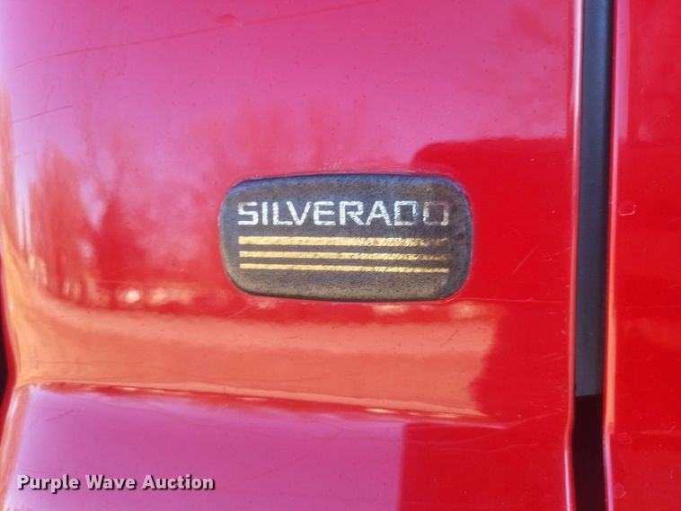 image for item EJ8131 2002 Chevrolet Silverado 1500 pickup truck