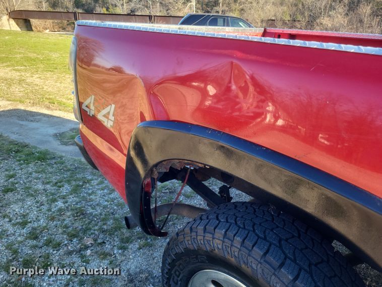 image for item EJ8131 2002 Chevrolet Silverado 1500 pickup truck