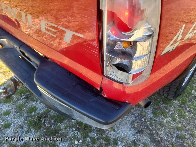 image for item EJ8131 2002 Chevrolet Silverado 1500 pickup truck