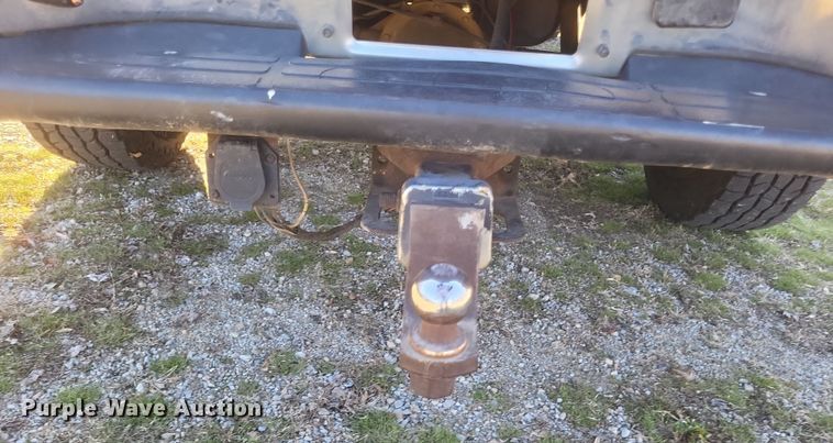 image for item EJ8131 2002 Chevrolet Silverado 1500 pickup truck