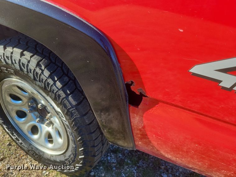 image for item EJ8131 2002 Chevrolet Silverado 1500 pickup truck