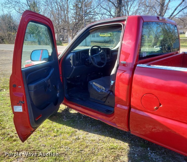 image for item EJ8131 2002 Chevrolet Silverado 1500 pickup truck