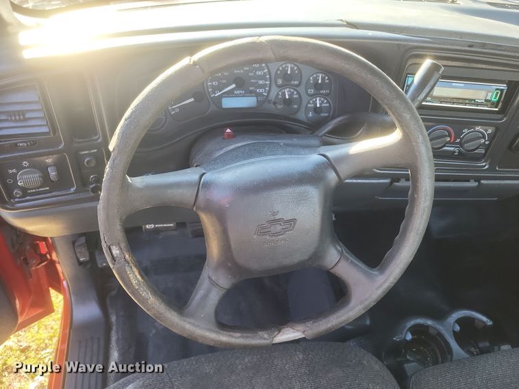 image for item EJ8131 2002 Chevrolet Silverado 1500 pickup truck