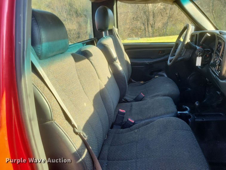 image for item EJ8131 2002 Chevrolet Silverado 1500 pickup truck