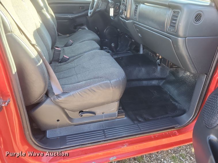 image for item EJ8131 2002 Chevrolet Silverado 1500 pickup truck