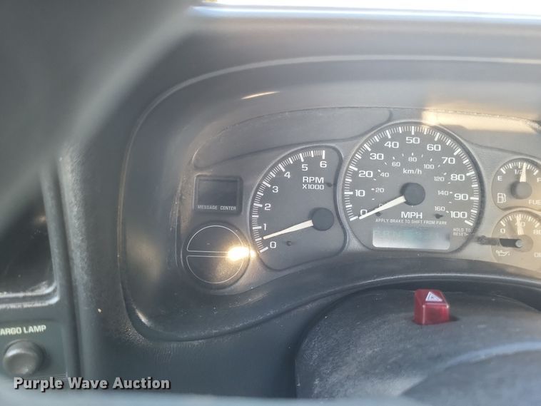 image for item EJ8131 2002 Chevrolet Silverado 1500 pickup truck