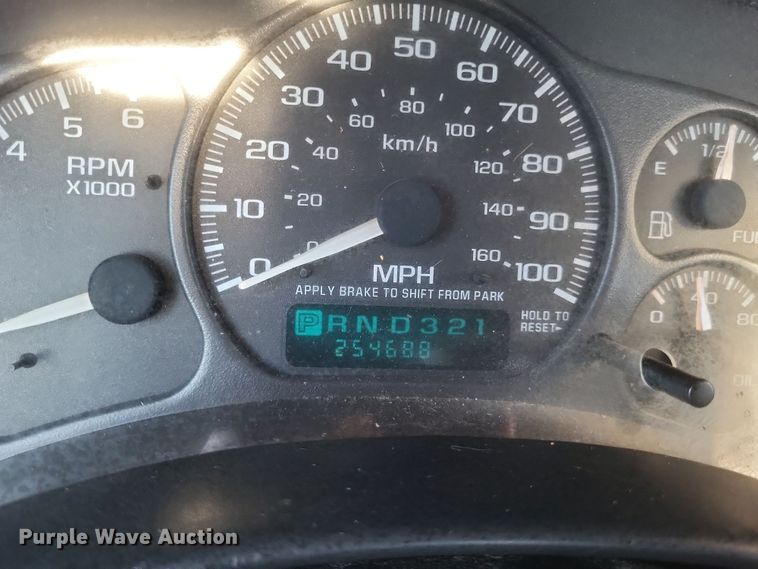 image for item EJ8131 2002 Chevrolet Silverado 1500 pickup truck