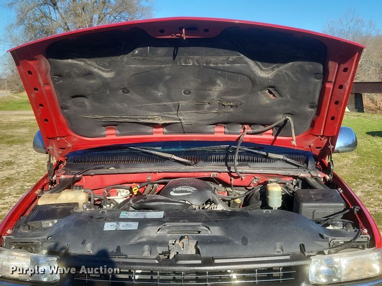 image for item EJ8131 2002 Chevrolet Silverado 1500 pickup truck