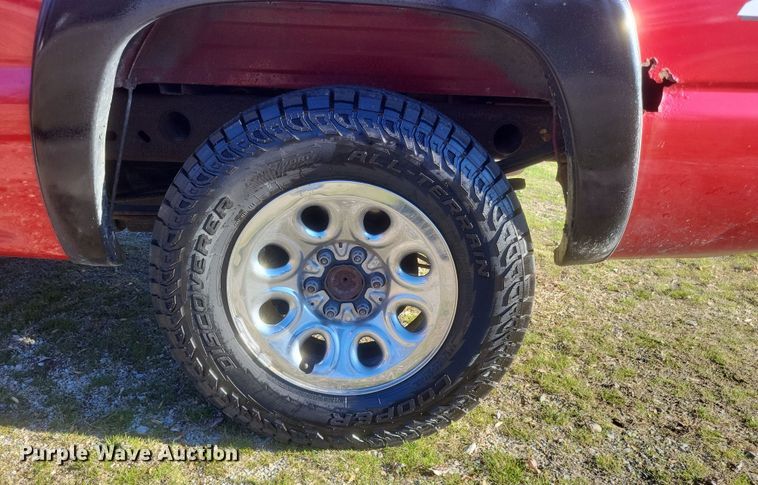 image for item EJ8131 2002 Chevrolet Silverado 1500 pickup truck