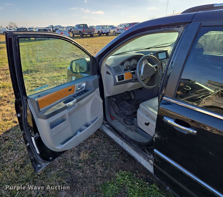 image for item EQ3884 2008 Chrysler Town & Country  van