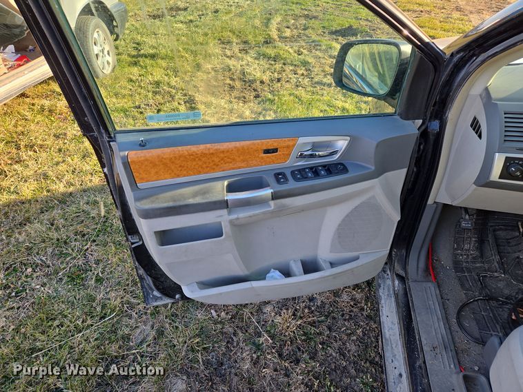 image for item EQ3884 2008 Chrysler Town & Country  van