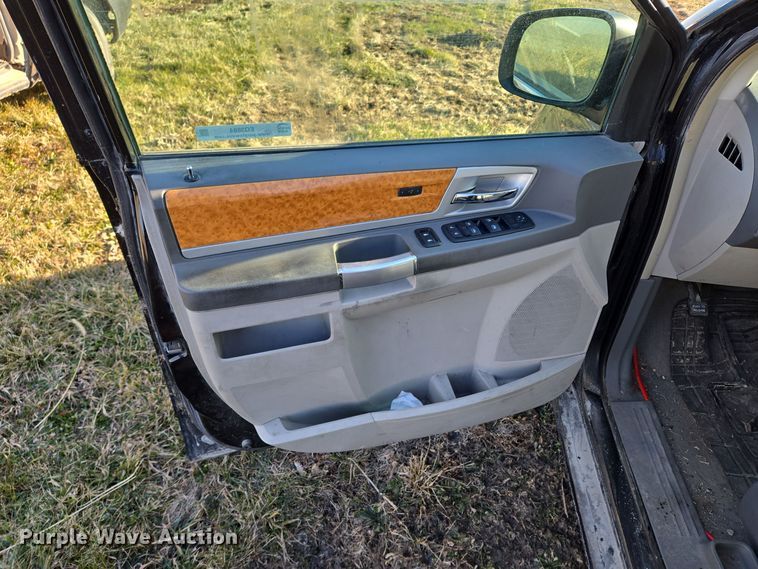 image for item EQ3884 2008 Chrysler Town & Country  van