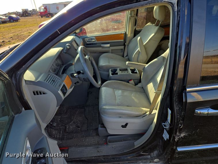 image for item EQ3884 2008 Chrysler Town & Country  van