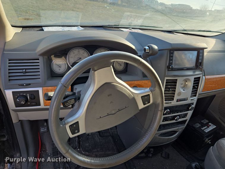 image for item EQ3884 2008 Chrysler Town & Country  van