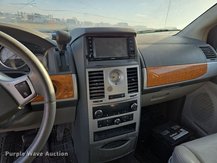 image for item EQ3884 2008 Chrysler Town & Country  van