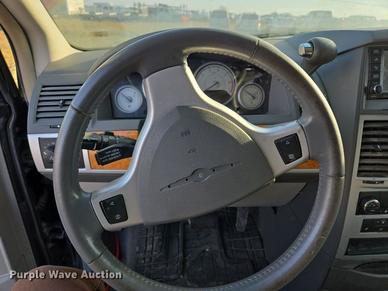 image for item EQ3884 2008 Chrysler Town & Country  van