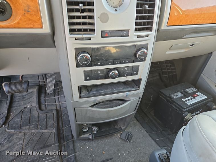 image for item EQ3884 2008 Chrysler Town & Country  van