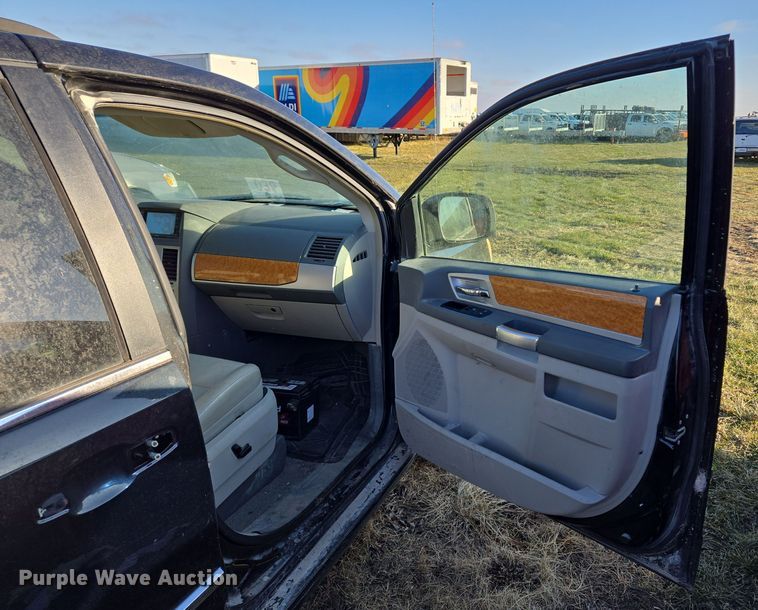 image for item EQ3884 2008 Chrysler Town & Country  van