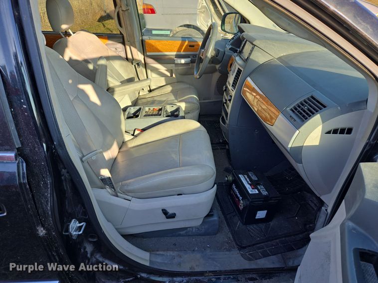 image for item EQ3884 2008 Chrysler Town & Country  van