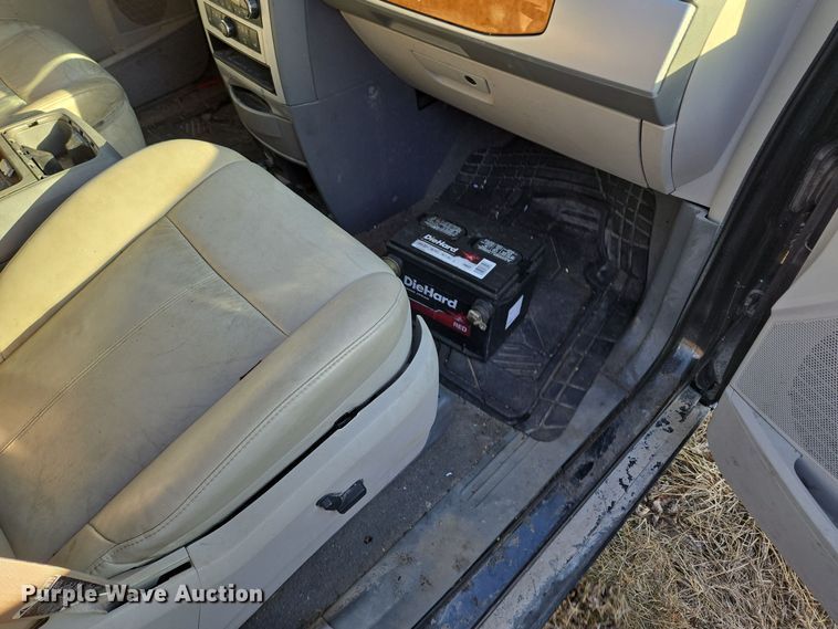 image for item EQ3884 2008 Chrysler Town & Country  van